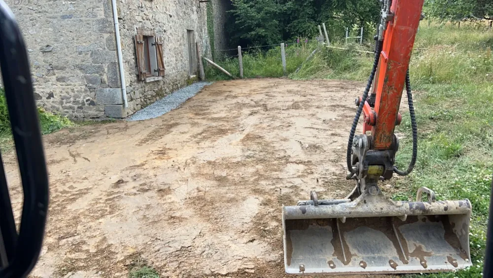 nivellement-cour-terrassement-acces-maison-girard-btp.jpg